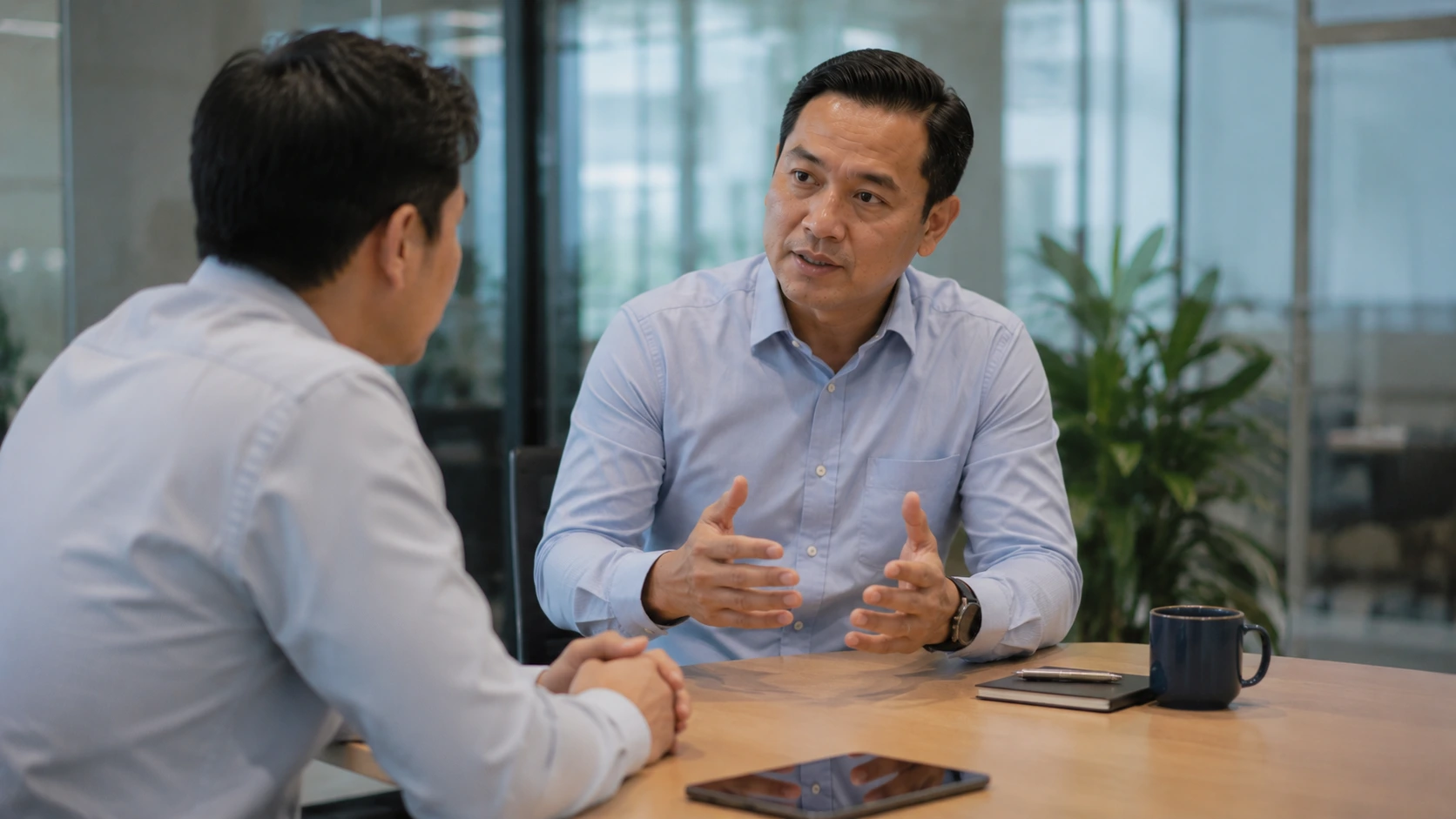 coaching conversation antara leader dan karyawan di tempat kerja