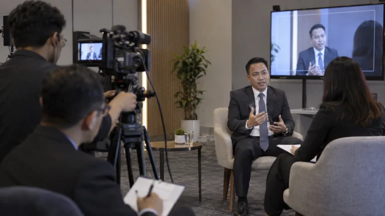Spokesperson Indonesia menjawab pertanyaan sulit saat krisis dalam simulasi media interview